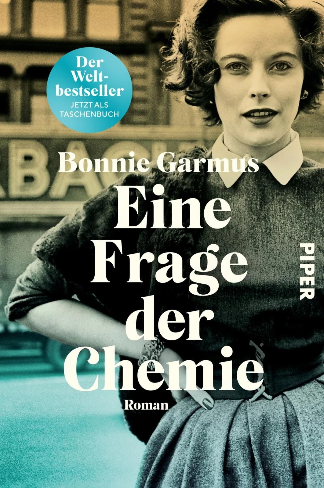 Buchcover „Eine Frage der Chemie“ von Bonnie Garmus (Taschenbuch) mit Porträt einer Frau