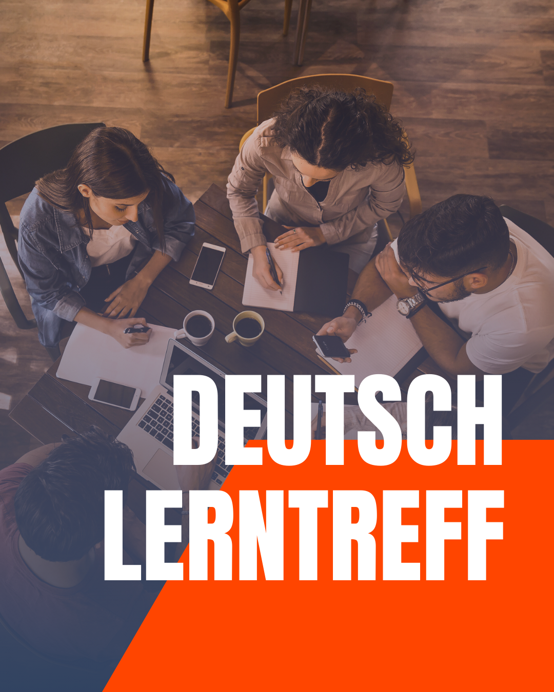 Drei Personen und eine weitere angeschnittene Person arbeiten an einem Tisch; darüber steht groß „DEUTSCH LERNTREFF“