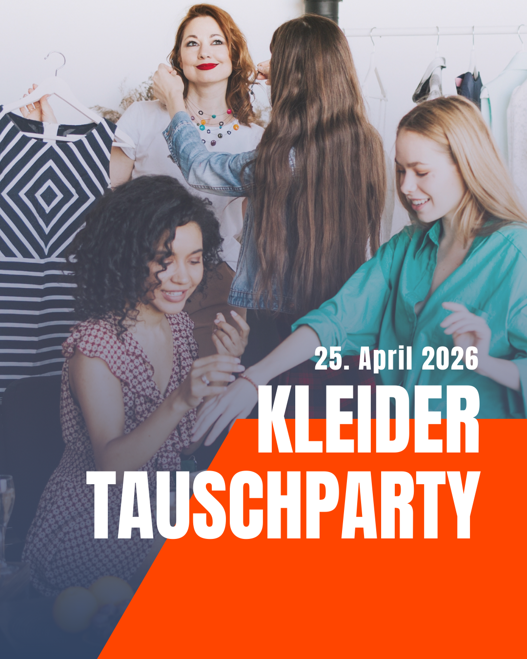 Vier Frauen bei einer Kleidertauschparty; eingeblendet sind Datum und der Titel „Kleidertauschparty“