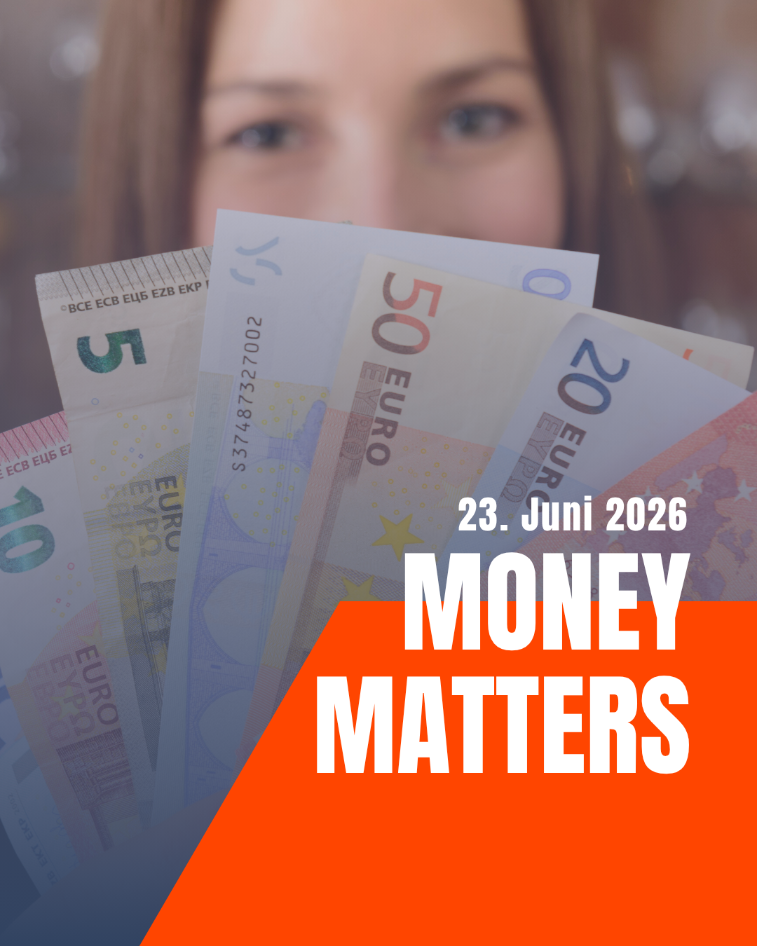 Unscharfe Frau hält Euro-Banknoten vor sich, darüber Text „Money Matters“ und Datum 23. Juni 2026